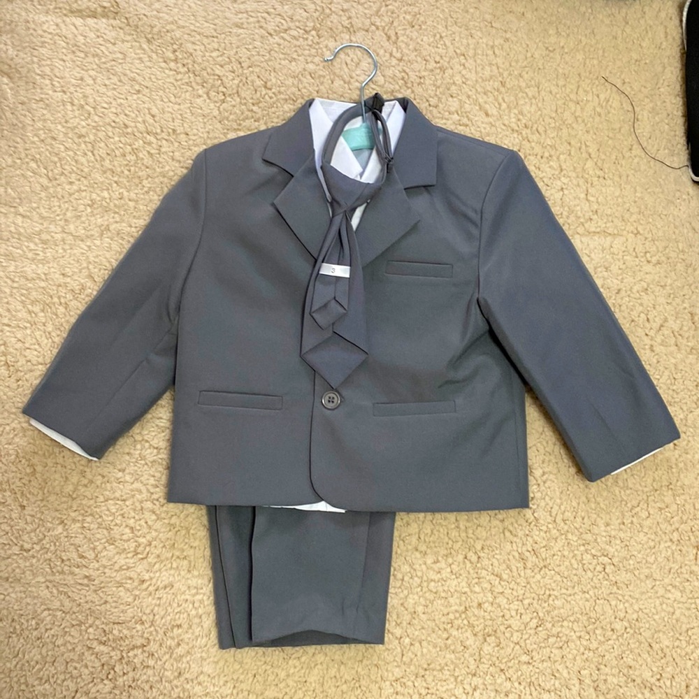 Toddler complete suit. Jacket, shirt, vest, tie and pants. Size 3.